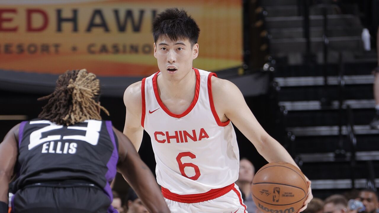 致敬，王刚庆祝足协杯冠军时背后写着：献给我们的主帅塞蒂恩