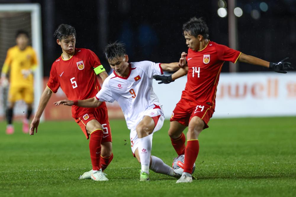 曼联与西汉姆联之战，梅诺再次坐足90分钟冷板凳。